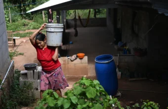 People coping with extreme heat during a strong El Nino event